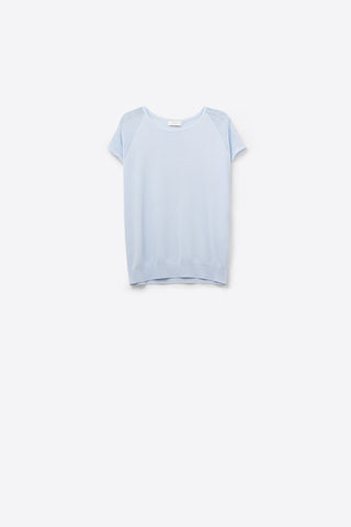 Blusa azul bebé de manga curta com malha de malha no ombro
