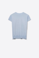 Camisola azul bebé de gola alta com mangas curtas ajustadas