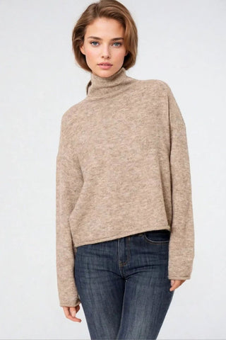 Pull beige duveteux à col montant et coupe décontractée