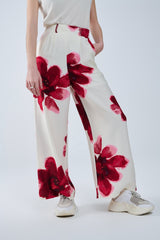 Calça Palazzo Bege com Estampado de Flores Tropicais Vermelhas e Cinto a Combinar