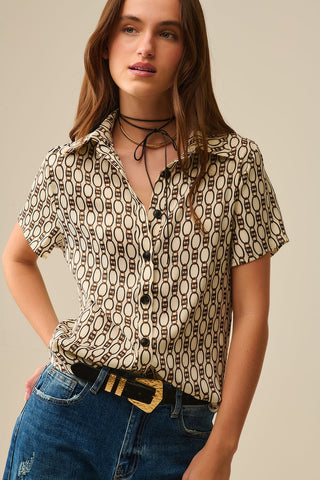 Polo bege de manga curta com estampado de corrente