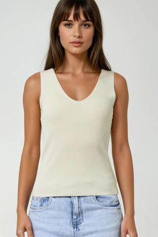 Blusa bege de malha fina sem mangas com decote em V