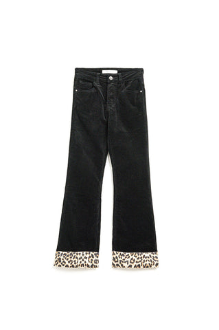 Calça flare de bombazine preta com estampado de leopardo na parte inferior