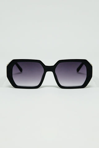 Lunettes de soleil noires en forme de diamant et détails dorés