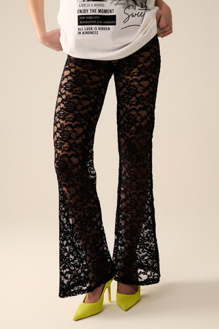 Calça flare preta em renda floral