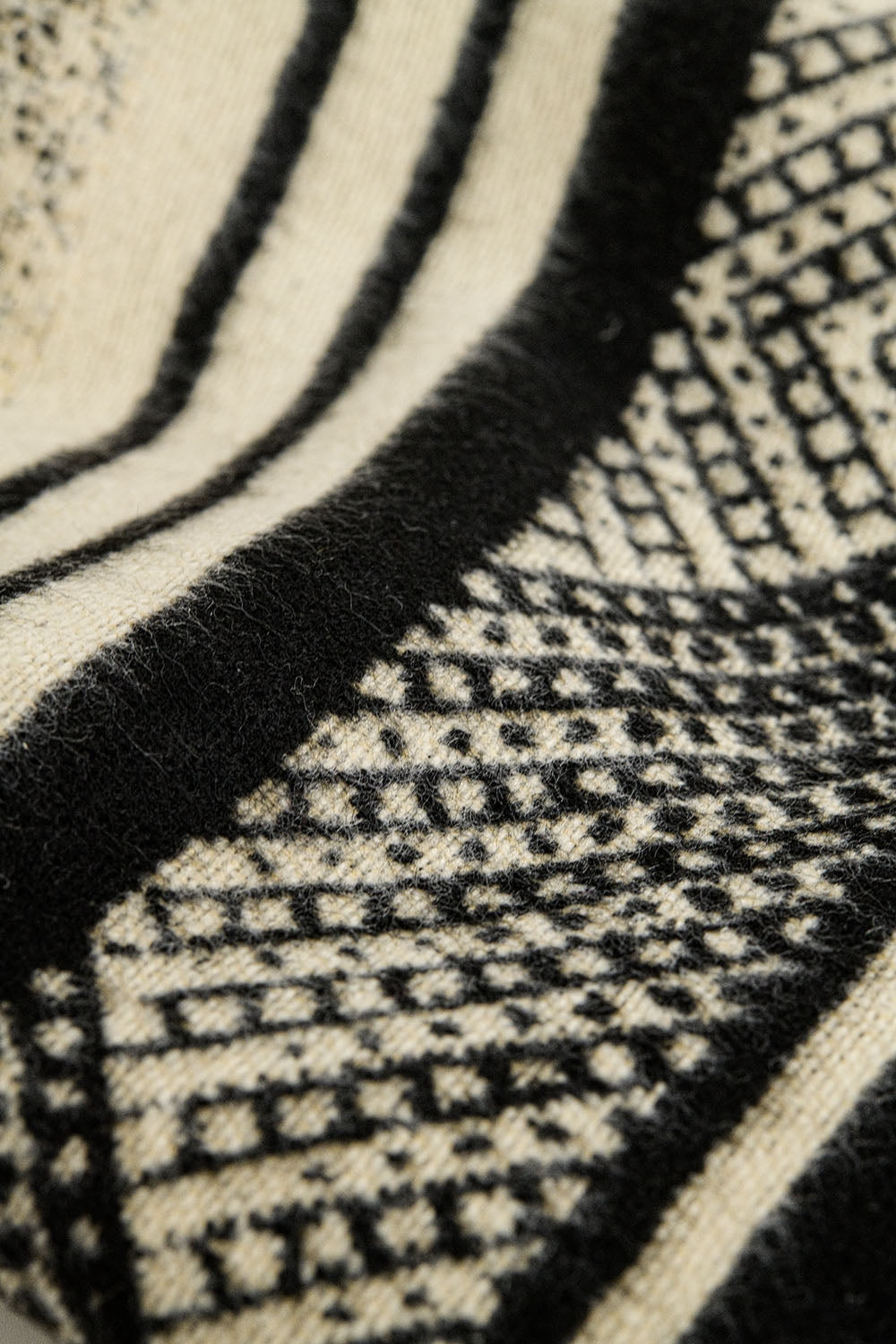 Black knitted scarf with geometric print - Scarves
