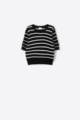 Blusa de malha preta vazada com manga curta e riscas brancas