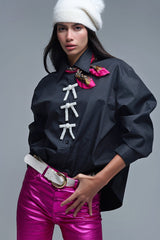 Camisa preta de popelina grande com botões de laço de contas brancas