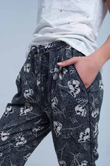 Calça preta com estampa floral