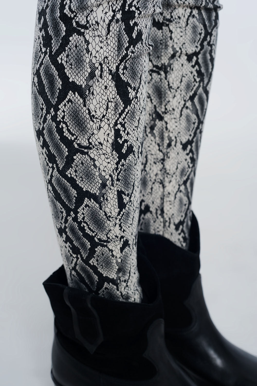 Black pants with snake print - Trousers