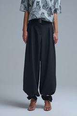 Pantalon large plissé noir avec boucle métallique