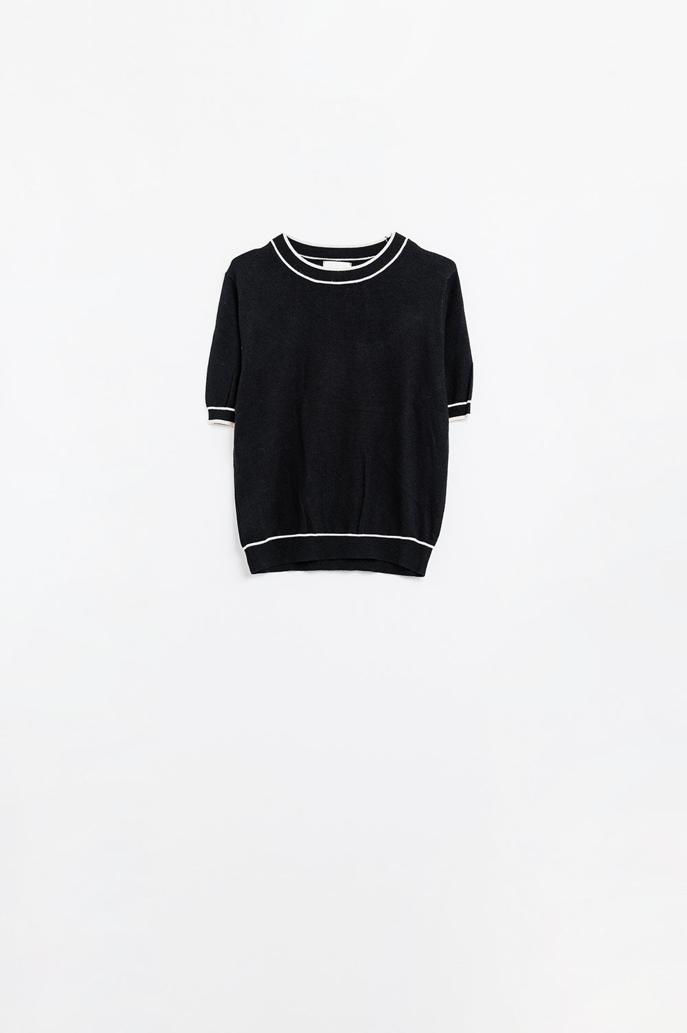 Black short sleeve sweater with white line detail - T-shirts