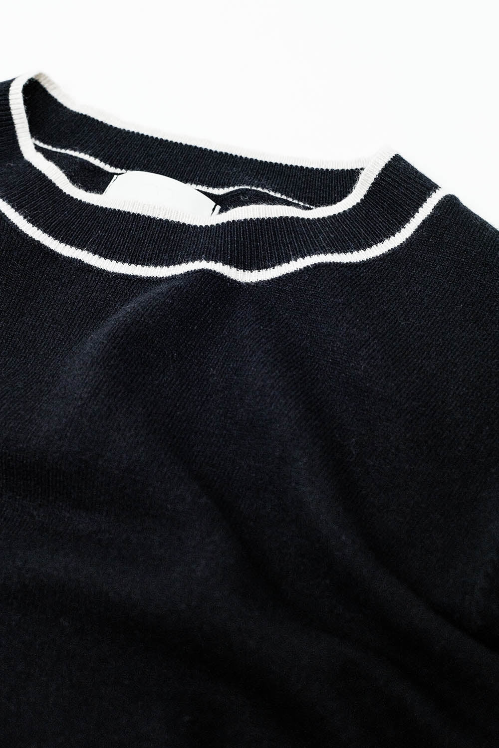 Black short sleeve sweater with white line detail - T-shirts