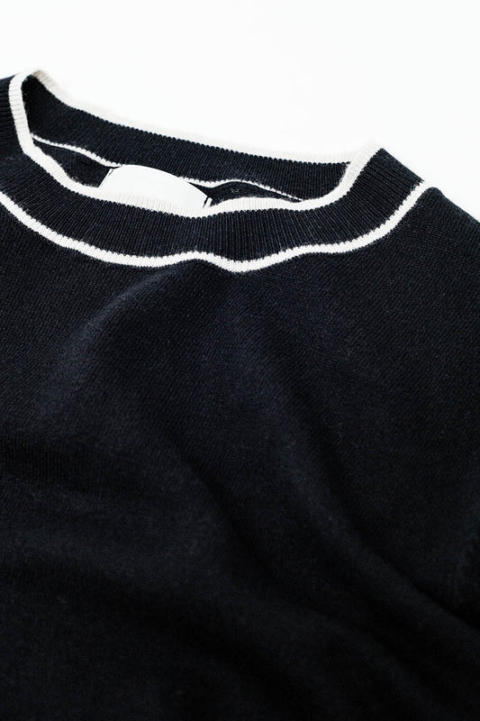 Black short sleeve sweater with white line detail - T-shirts