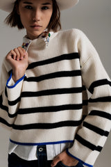 pull rayé noir avec détail rayé bleu sur le bas