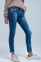 Calça jeans boyfriend azul com pérolas