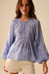 Blusa azul em chiffon com bordado nas mangas