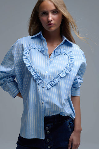 Camisa listrada azul relaxada com detalhe de costura em forma de coração