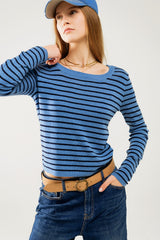 Pull en maille fine à rayures bleues et col bateau