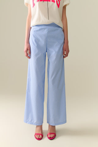 Calça larga azul às riscas com enfeite de strass