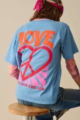 T-shirt azul fabricada em Itália com o logótipo Love is Air e Heart with Peace