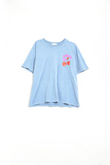 T-shirt azul com logotipo e letras da Cherry