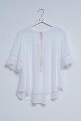 Chemisier blanc brodé à nouer sur le devant