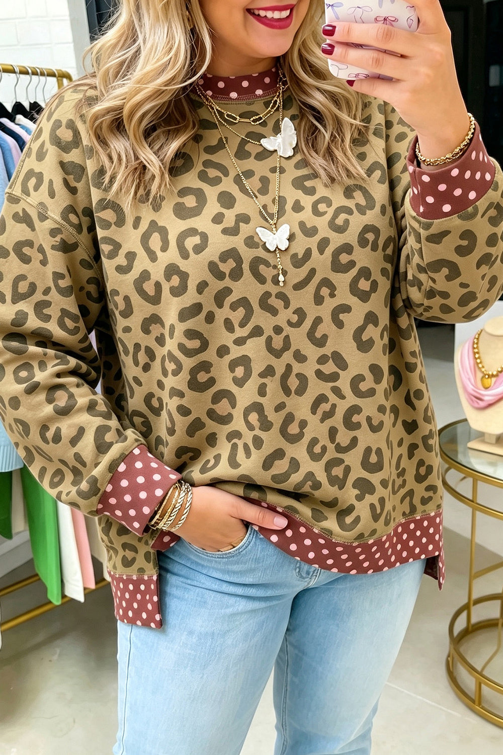 Top de manga comprida castanho de tamanho grande com padrão leopardo e detalhes em bolinhas