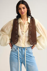 Colete castanho com detalhes de tachas metálicas