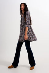 Vestido curto com botões e estampa floral marrom