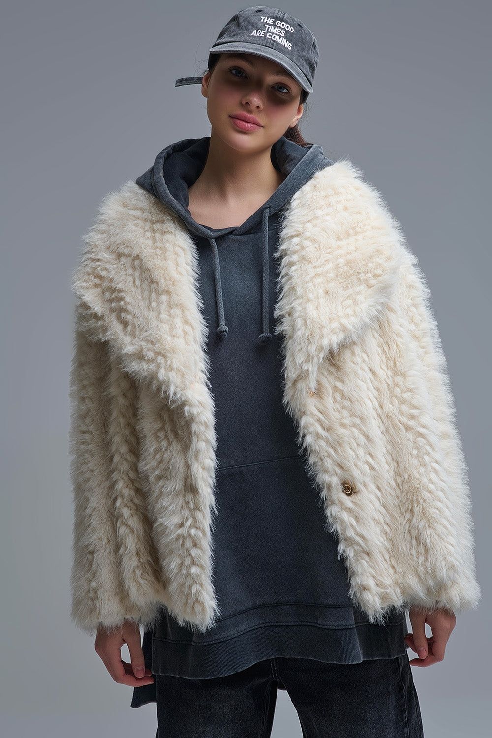 Chic beige Faux Fur Jacket with a wide neck - Coats and Jackets