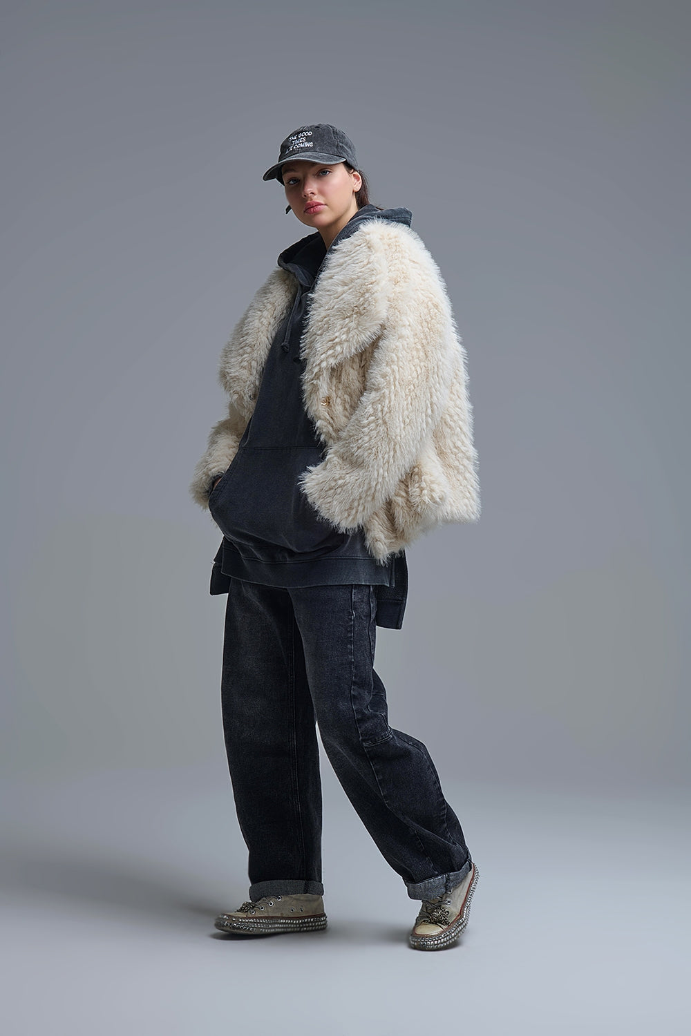 Chic beige Faux Fur Jacket with a wide neck - Coats and Jackets