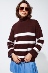 Pull col roulé marron chocolat à rayures blanches