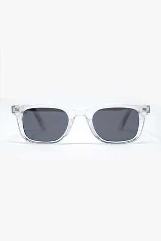 Lunettes de soleil carrées transparentes avec verres dégradés noirs et détails latéraux en métal