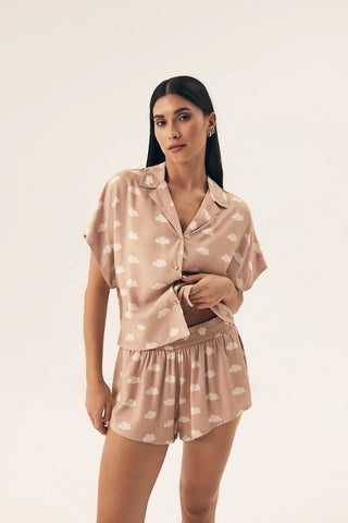 Conjunto de pijama com calções e estampado de nuvens bege