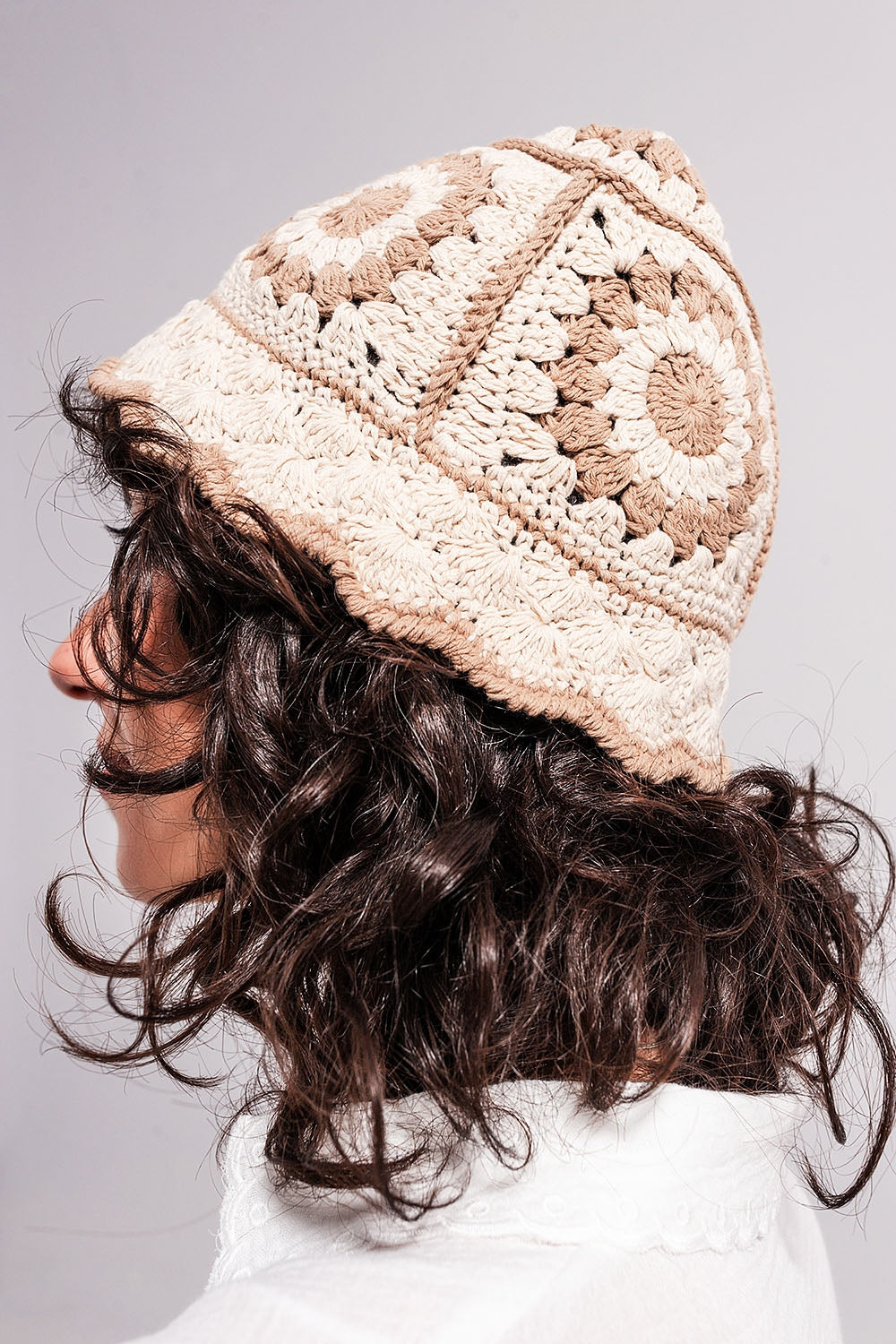 Crochet bucket hat with daisy detail in beige - Hats