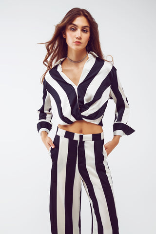 Camisa Cropped Com Detalhe De Nó Em Listras Pretas E Brancas