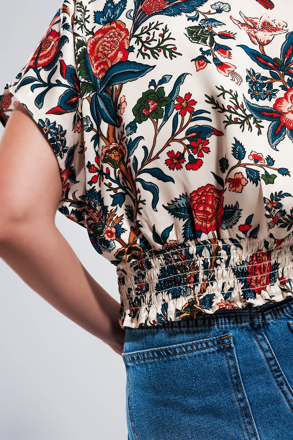 crop top with beige paisley print - Tops