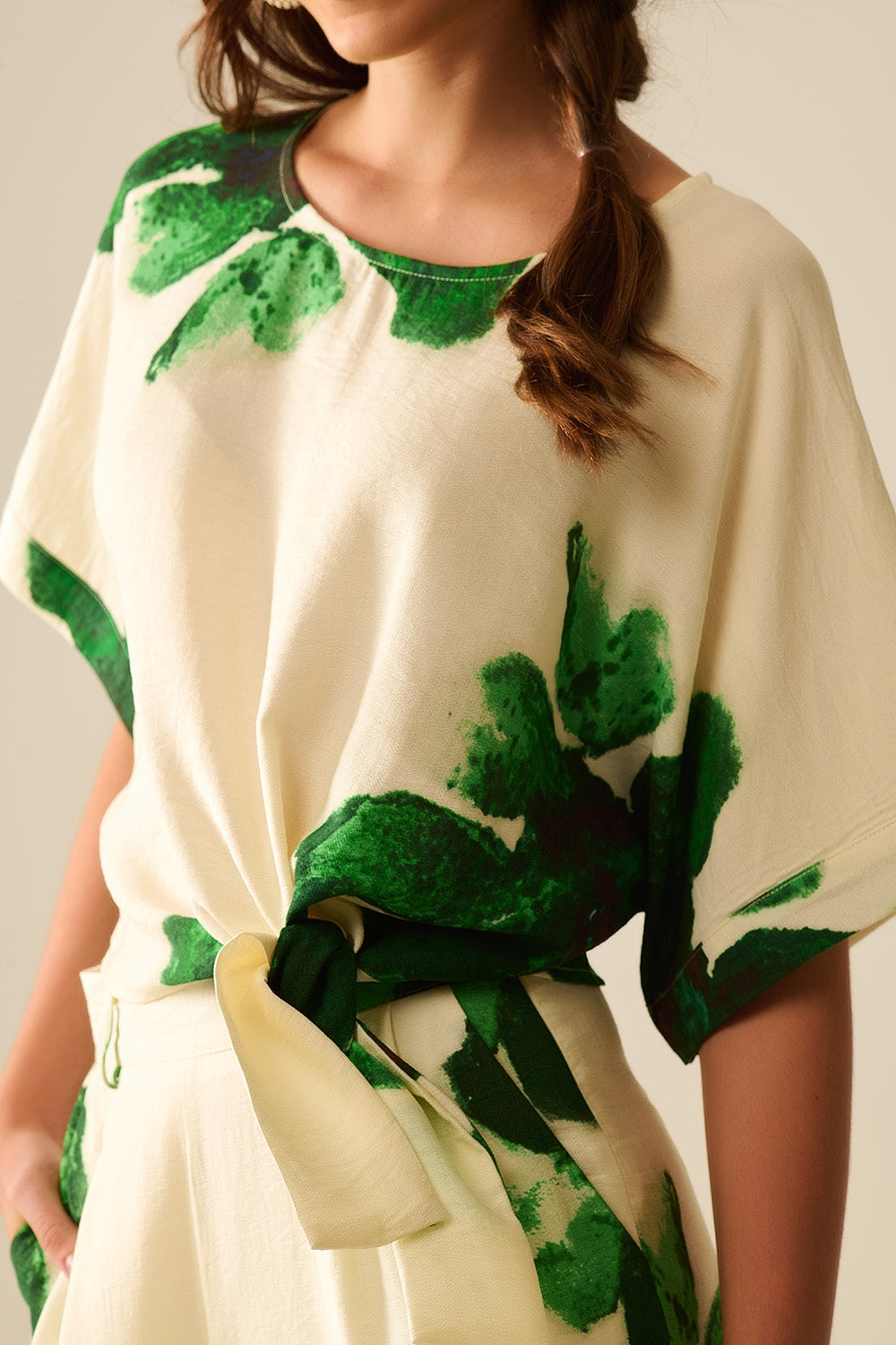 Cropped Blouse With Floral Print in Green Tied At The Waist - Blouses