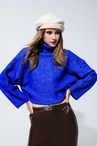 Suéter de malha grossa e cropped com gola alta em azul
