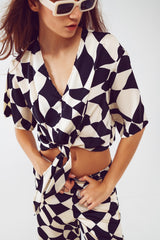 Camisa Cropped Com Nó Em Estampa Abstrata Bauhaus Preto E Branco