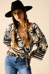 Haut court blanc à motif tropical noir