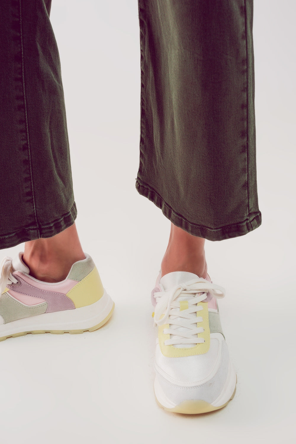 Cropped wide leg jeans in khaki - Jeans