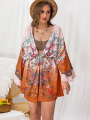 Saída de praia plus size com atilhos frontais e estampado.