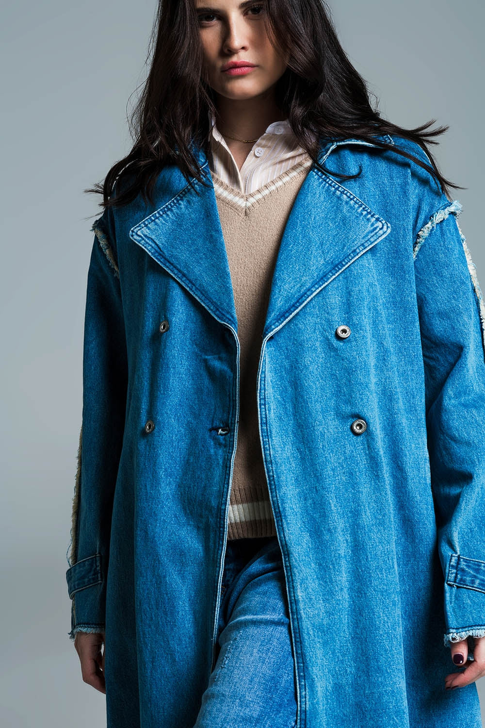 Demin trench coat with belt and raw edges in mid wash - Coats