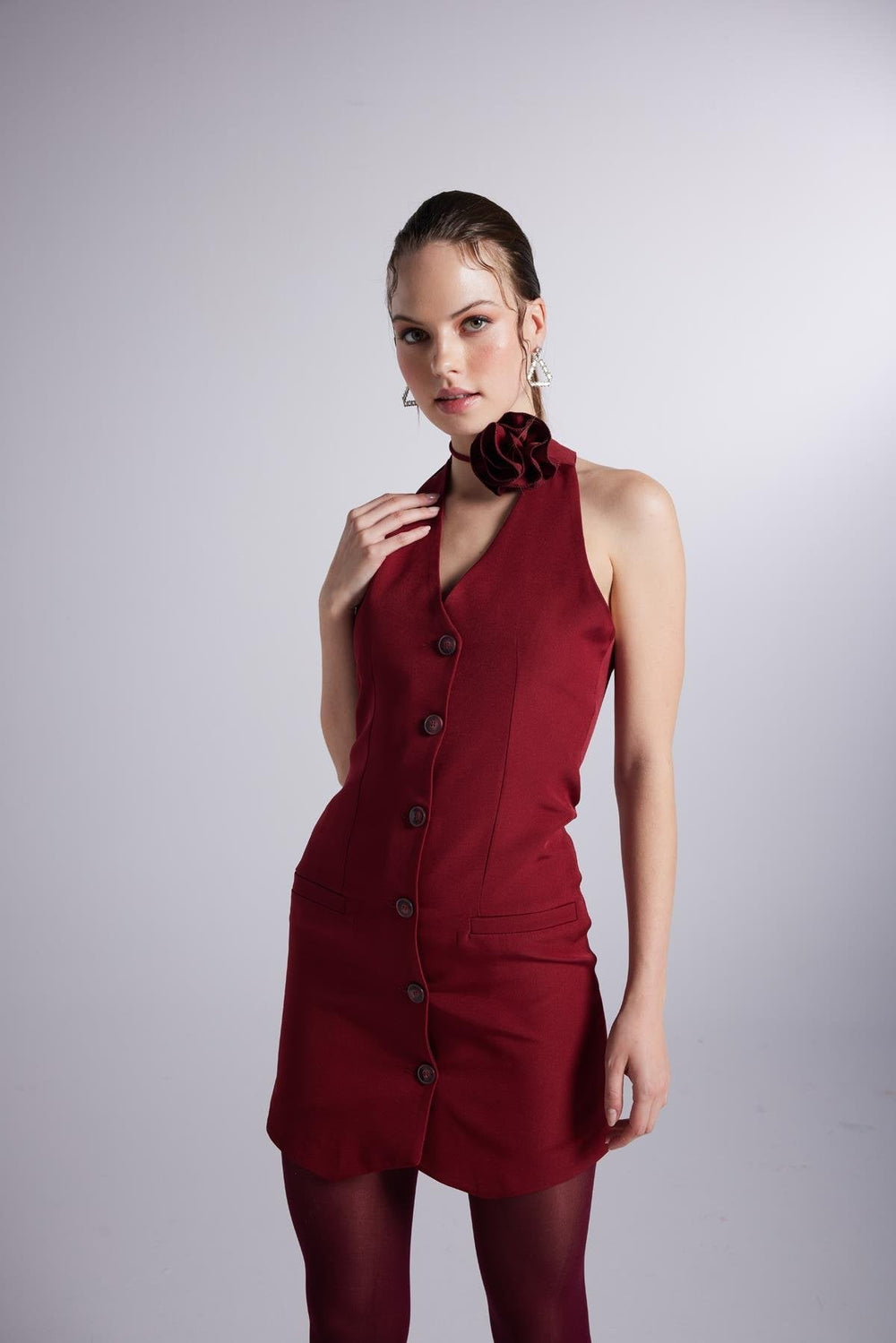 Vestido curto Becca Burgundy Rose com acessórios