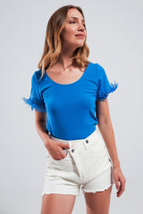 Top enfeitado com punhos de penas falsas em azul