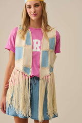 Colete em pele sintética com patchwork e detalhe de franjas