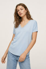 Pull en maille fine et douce, col en V et bordure en dentelle, bleu ciel