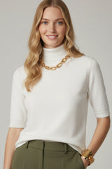 Camisola de malha fina em branco com gola alta e mangas até ao cotovelo.